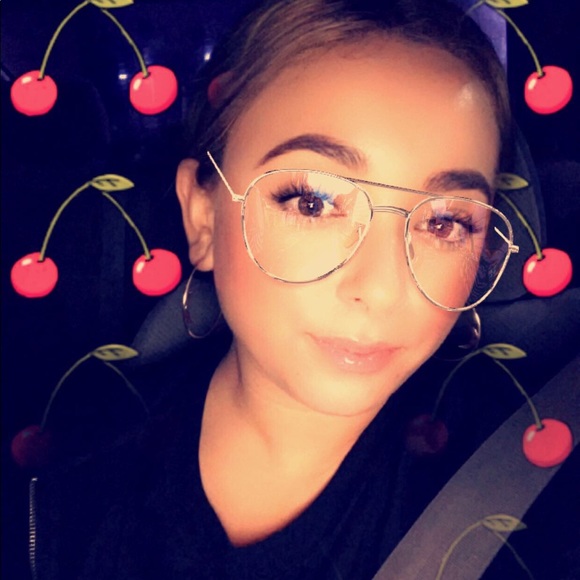 Meet your Posher, Vivian - Picture 3 of 3